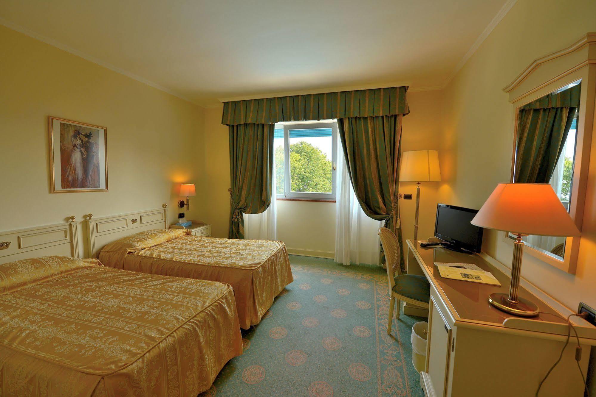 Hotel Savoy Palace Gardone Riviera Kültér fotó
